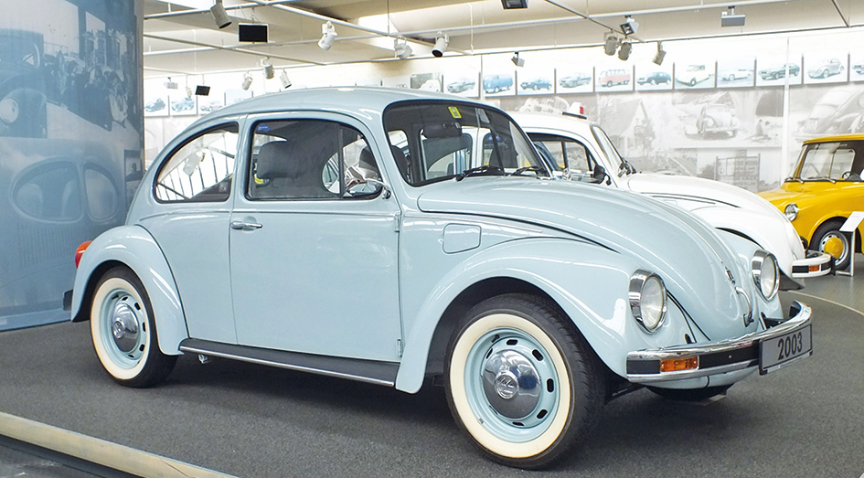 L’ultimo Maggiolino è oggi esposto all’Auto Museum di Wolfsburg. Il colore più azzeccato è l’azzurro, con cui i dettagli dell’Ultima Edición risaltano meglio.